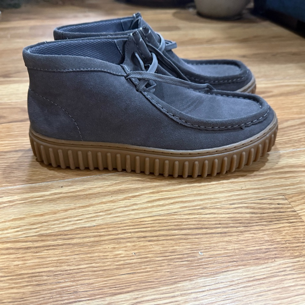 Clarks Men's Gray wallabee Boots with Brown Sole